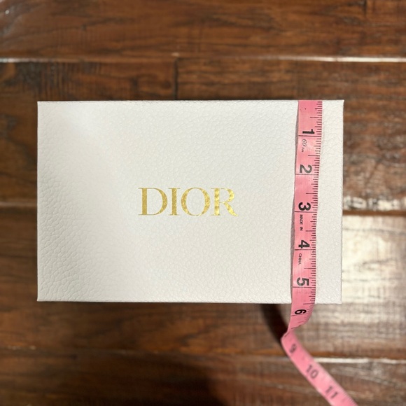 CHRISTIAN DIOR Gift Box & Ribbon - Picture 7 of 8